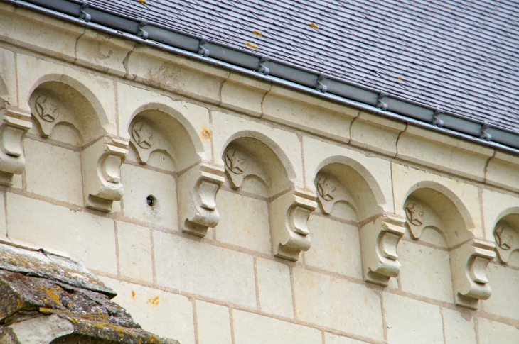 Les modillons de l'église Sainte Radegonde. - Chacé