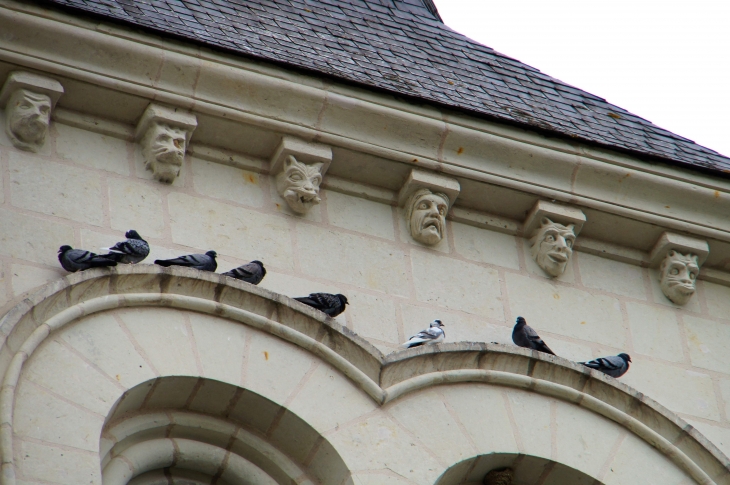 Les modillons de l'église Sainte Radegonde. - Chacé