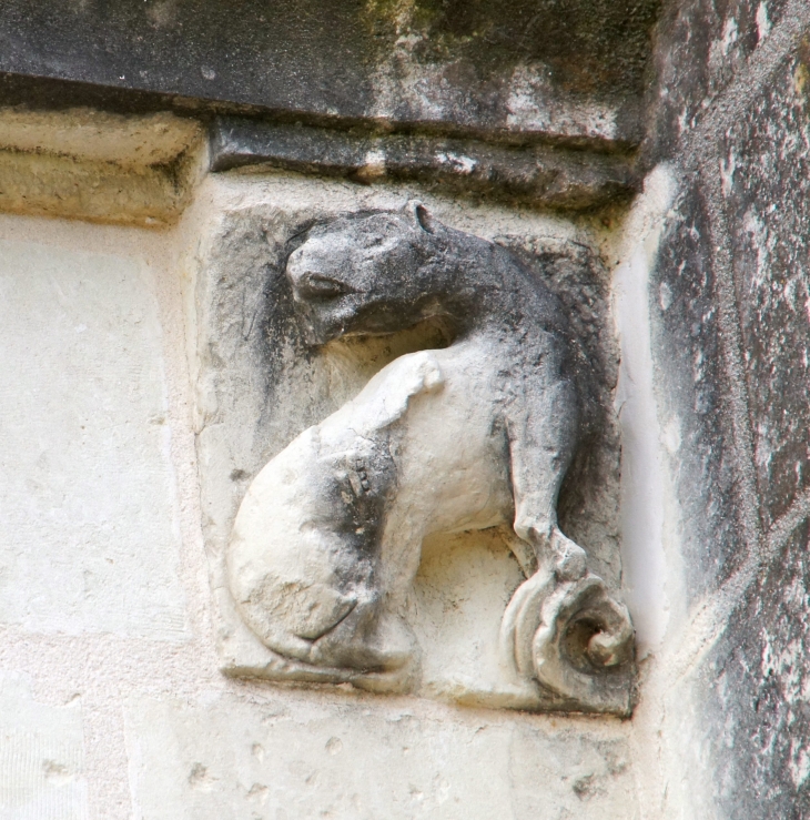 Les modillons de l'église Sainte Radegonde. - Chacé