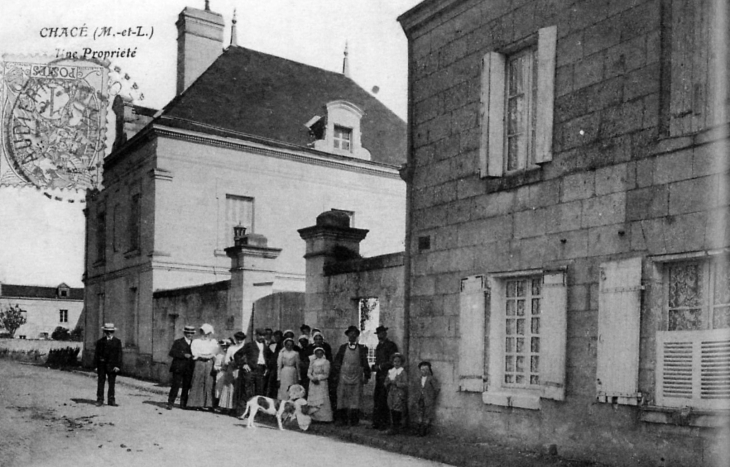 Une propriété, début XXe siècle (carte postale ancienne). - Chacé