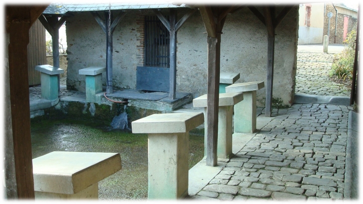 Tables à laver, tréteaux pour égoutter le linge - Challain-la-Potherie