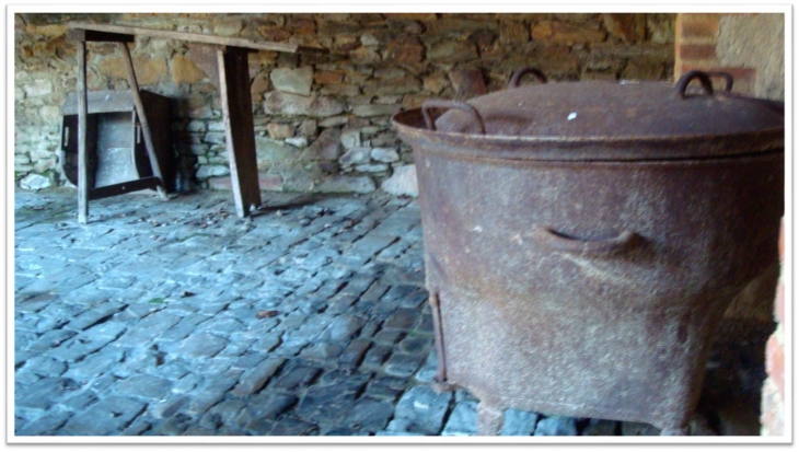 Lavoir dit à impluvium, à la fois alimenté par une source et par l'eau du ciel.  - Challain-la-Potherie