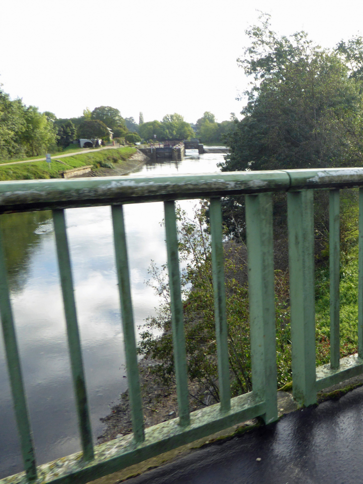 Le pont sur la Sarthe - Cheffes