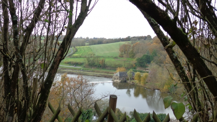 Vue sur la Mayenne du côteau de la Vierge. - Chenillé-Changé