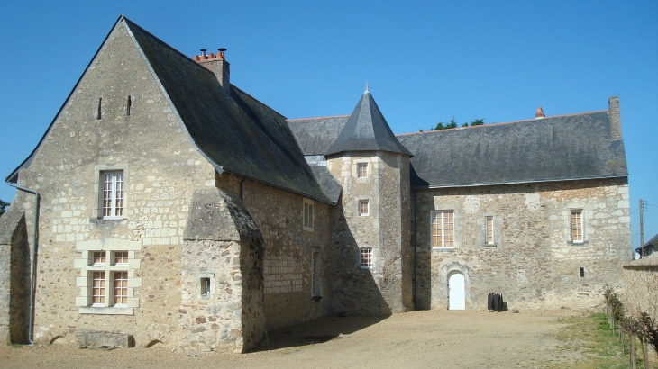 Prieuré Saint-Médard (auprès de l'Eglise du même nom) - Cheviré-le-Rouge