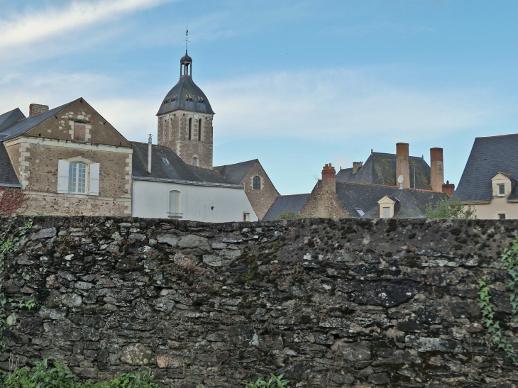 L'église et les maisons au dessus des remparts - Denée