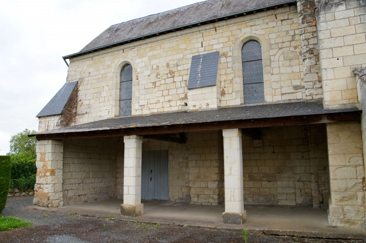 Le porche de l'église Saint Pierre. - Épieds