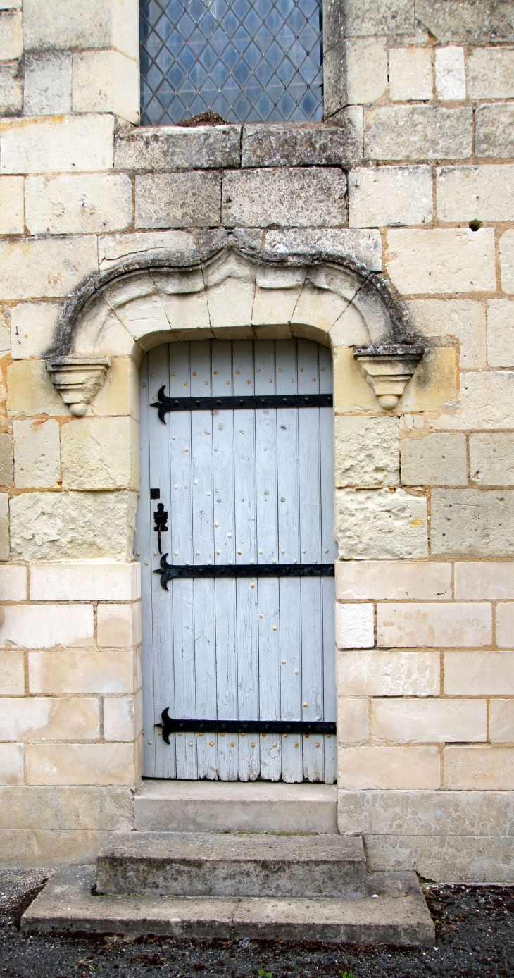 Petite entrée de l'église saint Pierre. - Épieds