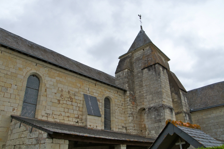 L'église saint Pierre reconstruite entre le XII et le XVIe siècles.. - Épieds