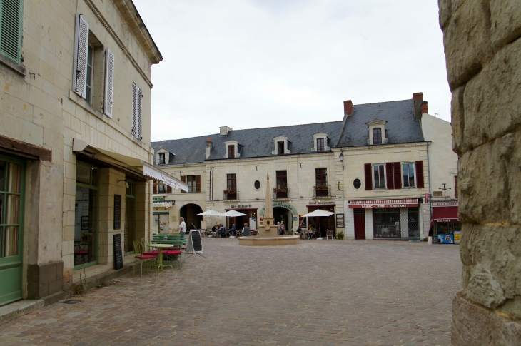 La place des Plantagenets. - Fontevraud-l'Abbaye