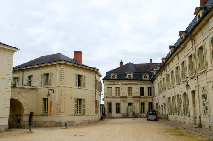 Vue sur le logis abbatial. - Fontevraud-l'Abbaye