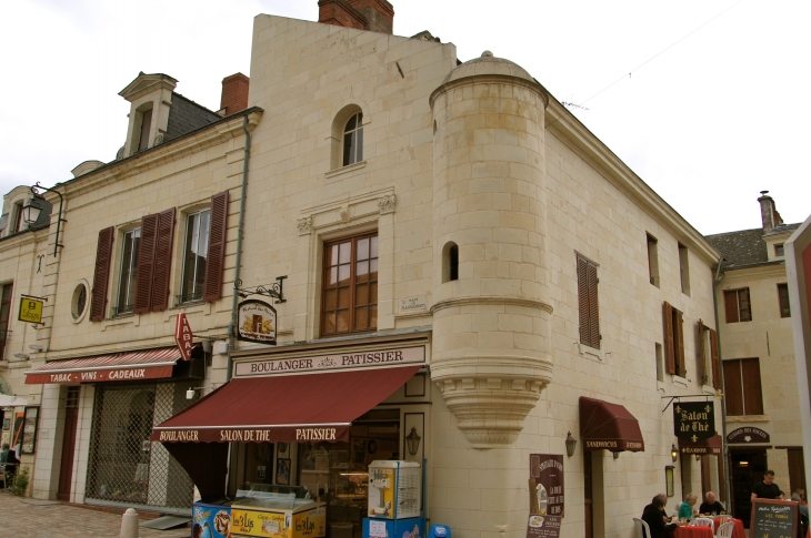 Place des Plantagenets. - Fontevraud-l'Abbaye