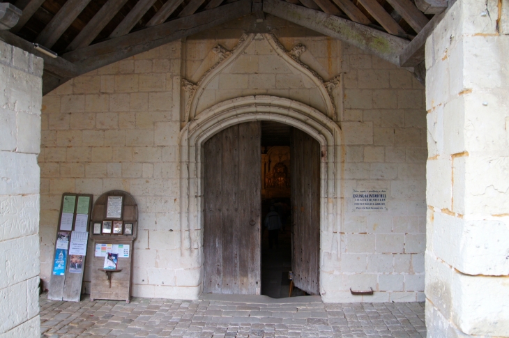 Le portail de l'église Saint Michel. - Fontevraud-l'Abbaye