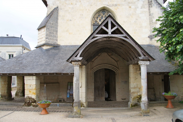 Le porche de l'église Saint Michel. - Fontevraud-l'Abbaye