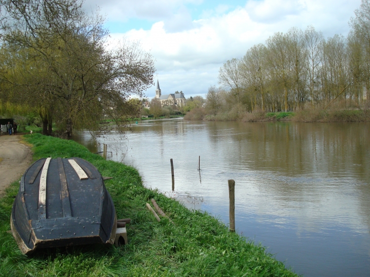 Chemin de halage.Vue sur le clocher. - Juvardeil