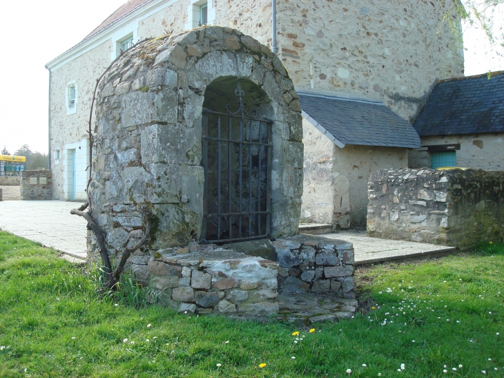 Puits à l'entrée du village. - Juvardeil