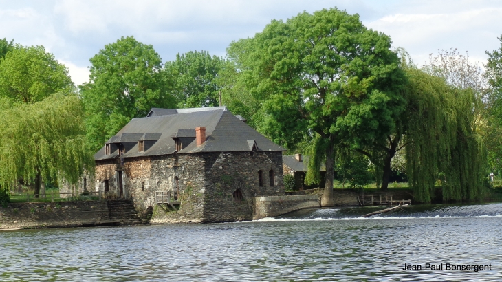 Moulin-du-petit-Chenille (XIIIè siècle-1914-et-1988) - La Jaille-Yvon
