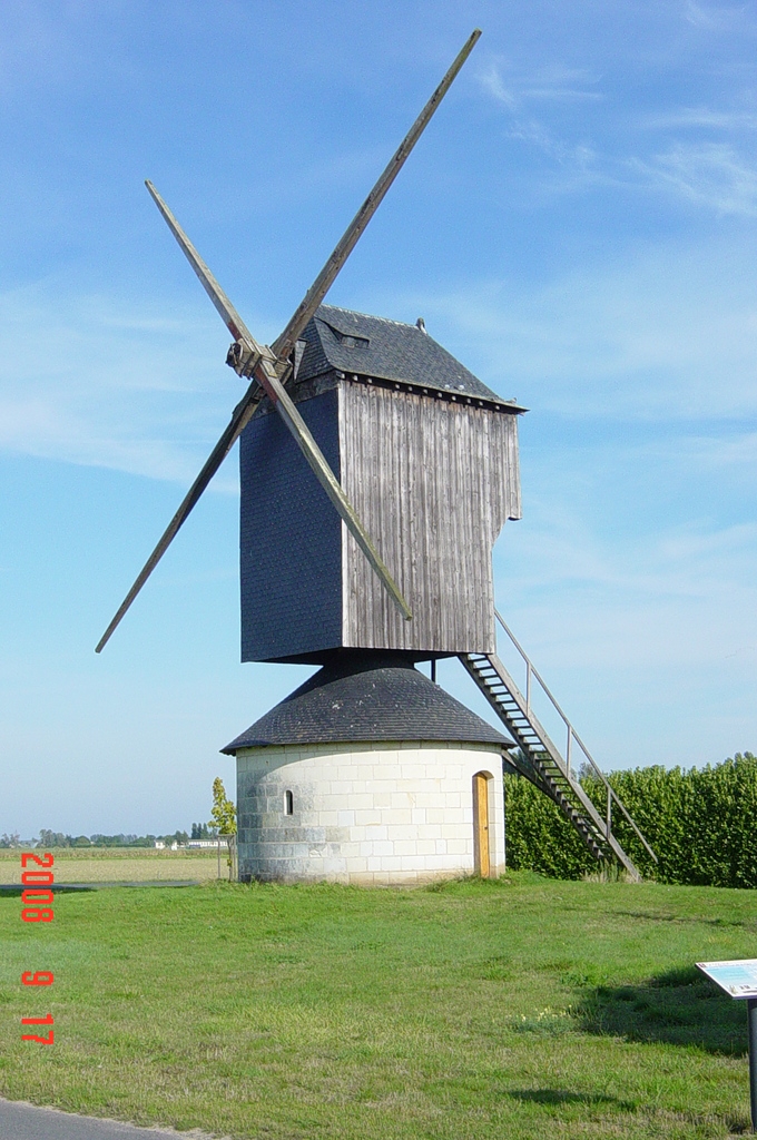 Moulin à pivot construit vers 1800 restauré en 1974 - La Ménitré