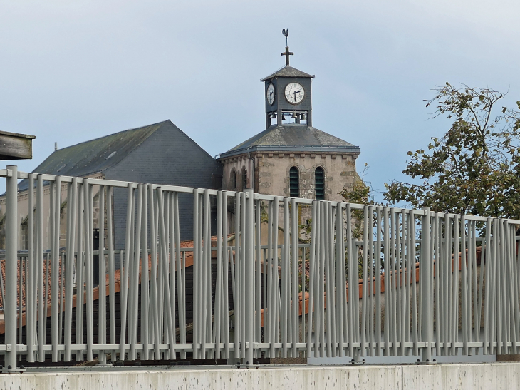 à hauteur du clocher de l'église Notre Dame - La Séguinière