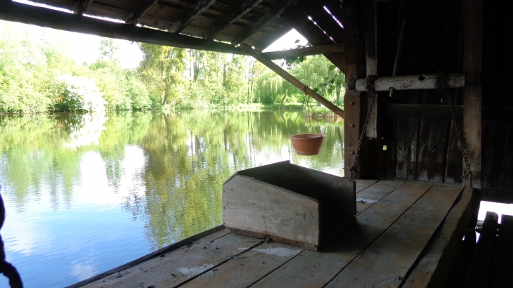 Le beau lavoir avec son plancher à crémaillère... - Le Guédéniau