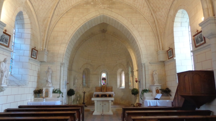 Le lumineux choeur roman en cul-de-four, percé de cinq fenêtres. (XIIè siècle) - Le Guédéniau