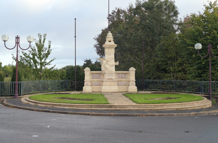 Le monument aux morts près du pont de Verdun - Les Ponts-de-Cé