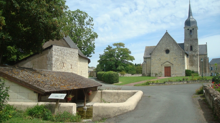 Eglise...dans le regard du lavoir ! - Louerre