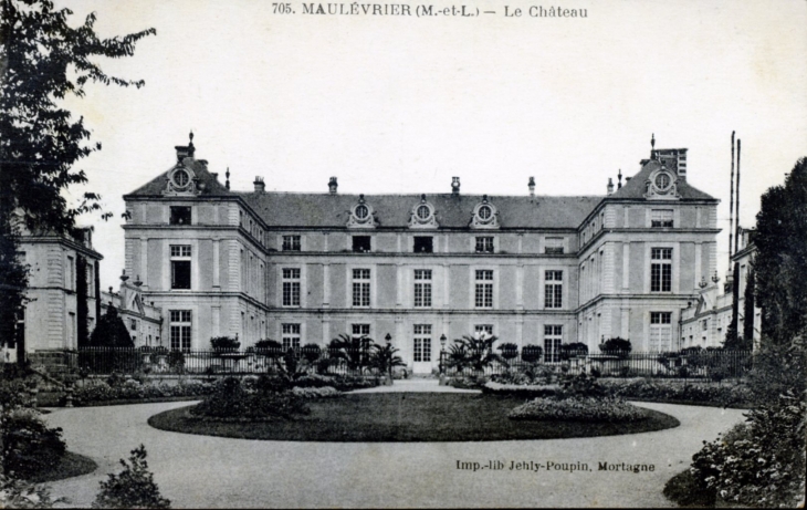 Le-chateau-vers-1920-carte-postale-ancienne - Maulévrier