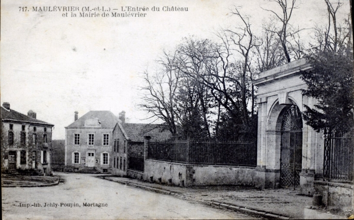 L'entrée du Château et la Mairie, vers 1920 (carte postale ancienne). - Maulévrier