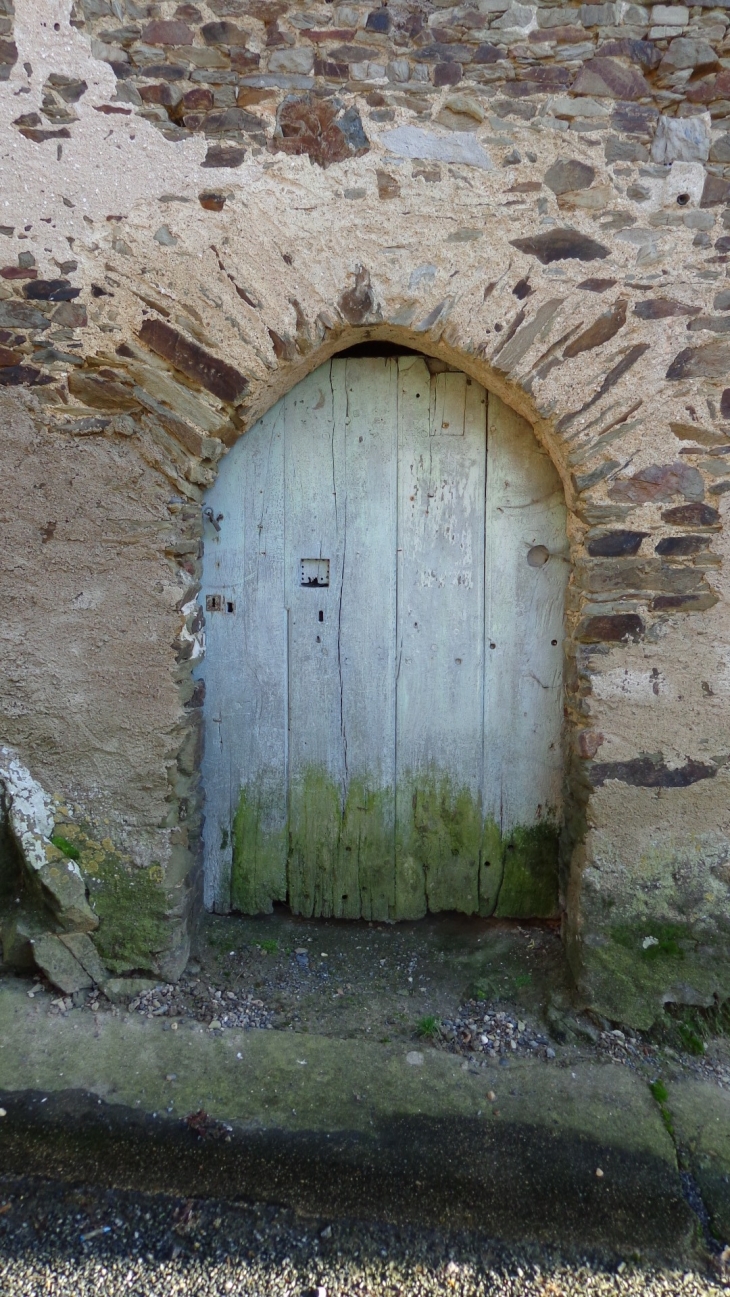 Petite porte dans le centre du village - Miré