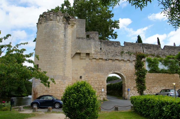 La Tour de Boille ou Boëlle, poste de défense avancé sur le Thouet, elle pourrait avoir été bâtie par Guillaume IV de Melun, seigneur de Montreuil Bellay de 1385 à 1415. - Montreuil-Bellay