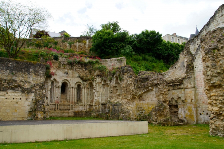 Ruines de l'église Saint Pierre du XIe siècle. - Montreuil-Bellay