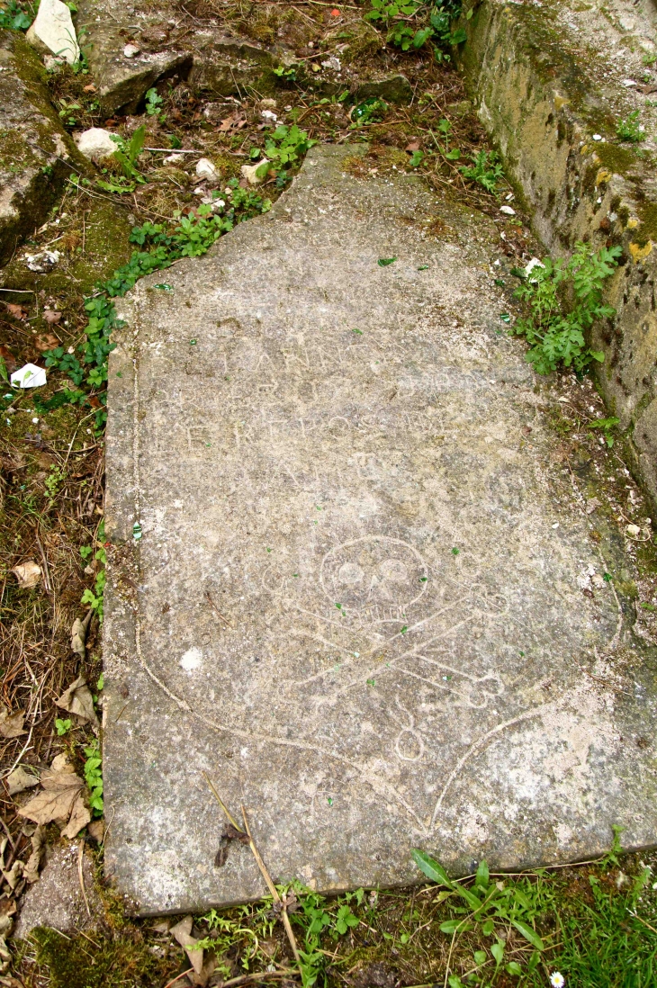 Pierre tombale dans l'église Saint Pierre. - Montreuil-Bellay