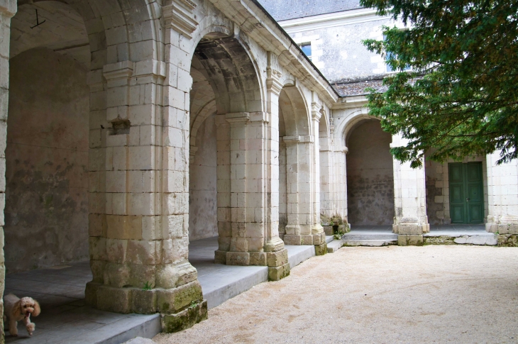 Le cloître des Nobis du XIIe au XVIIIe siècles. - Montreuil-Bellay