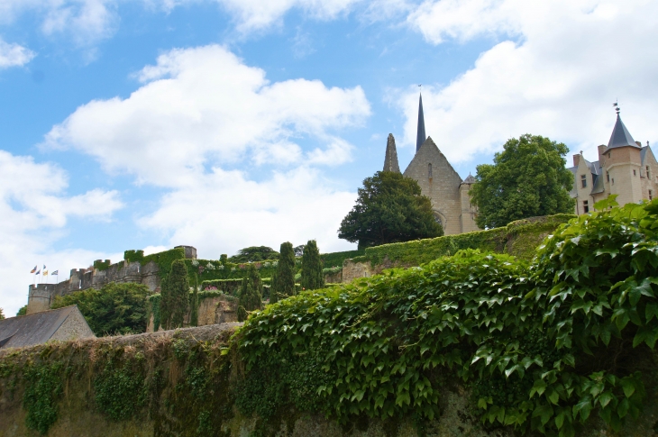 Vue sur les fortifications. - Montreuil-Bellay