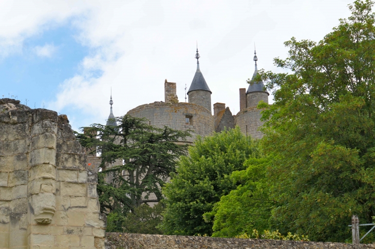 Vue sur les fortifications depuis l'ancien prieuré des Nobis. - Montreuil-Bellay