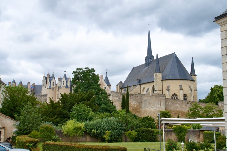 Vue sur le chevet de l'église Saint Pierre. - Montreuil-Bellay