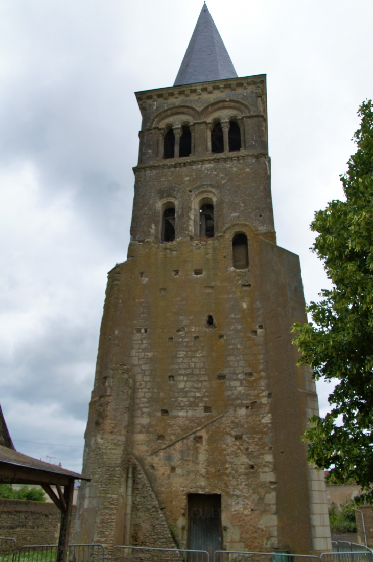 La Tour-Clocher de l'ancienne église Saint Aubin de Méron. - Montreuil-Bellay