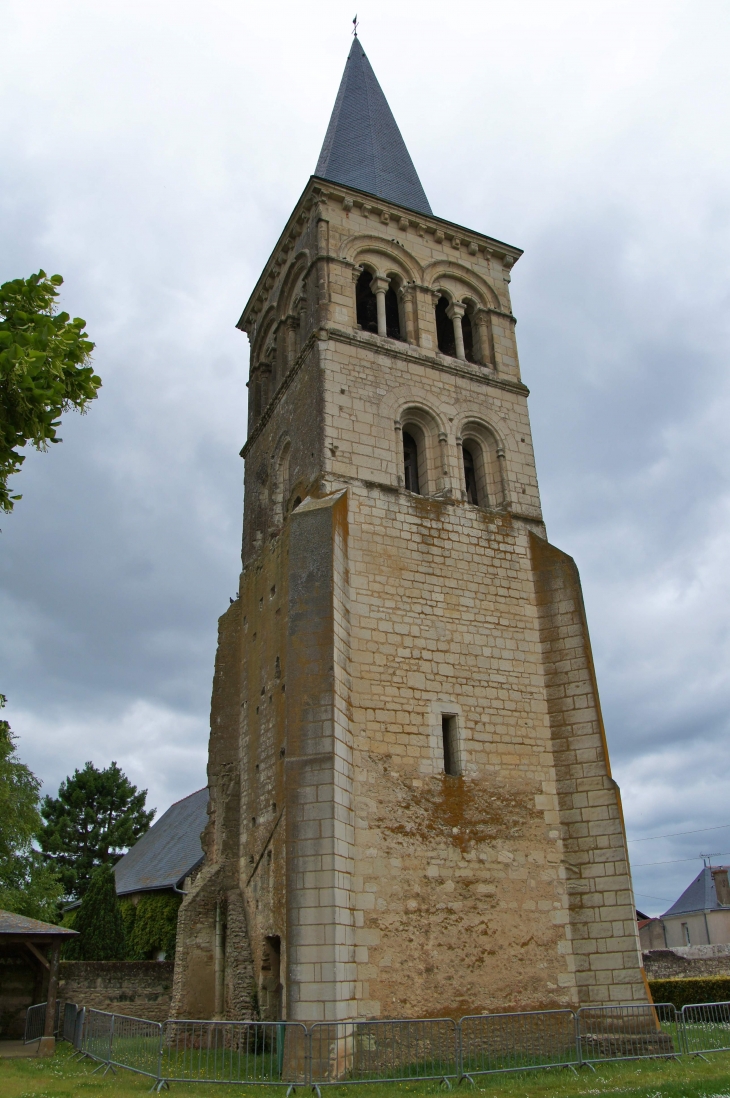 La Tour-Clocher de l'ancienne église Saint Aubin de Méron. - Montreuil-Bellay