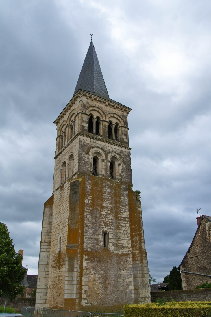 La Tour-Clocher de l'ancienne église Saint Aubin de Méron. - Montreuil-Bellay