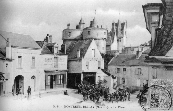 La place, début XXe siècle (carte postale ancienne). - Montreuil-Bellay