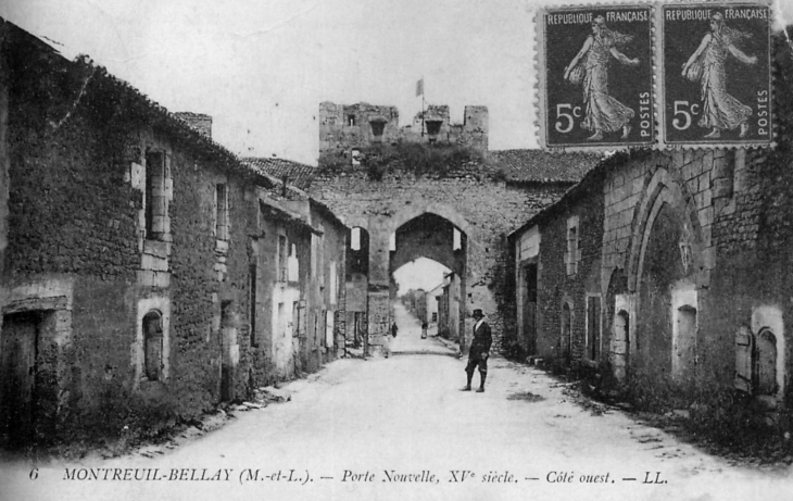 Porte Nouvelle du XVe siècle, début XXe siècle (carte postale ancienne). - Montreuil-Bellay