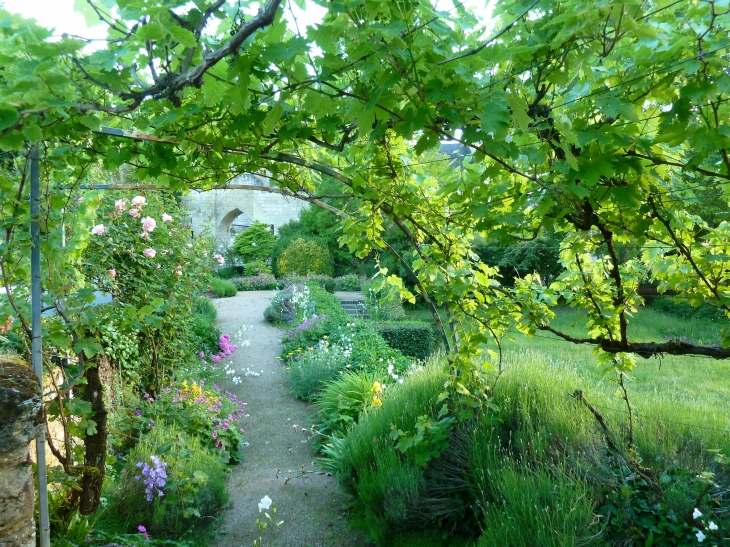 Dans le jardin du moulin de la Boëlle. - Montreuil-Bellay