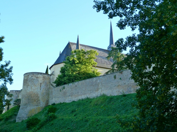 Les enceintes fortifiées de la ville, du XVe siècle. - Montreuil-Bellay