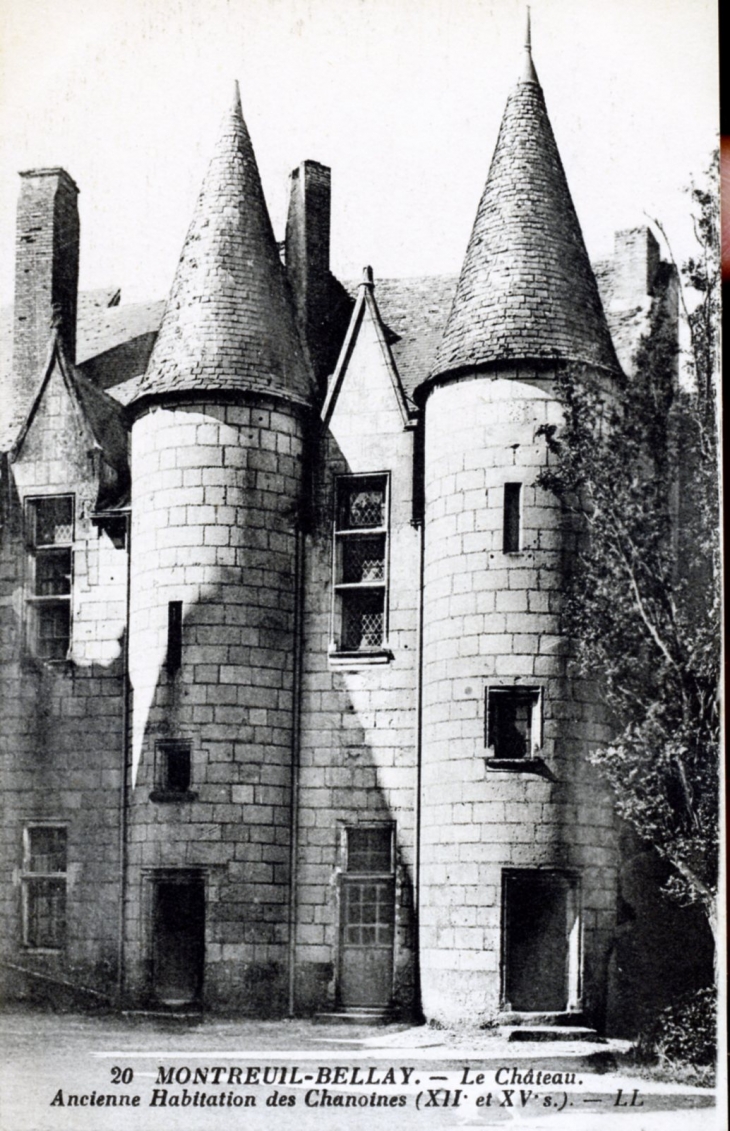 Le château - Ancienne habitation des Chanoines (XII et XVe siècles), vers 1920 (carte postale ancienne). - Montreuil-Bellay