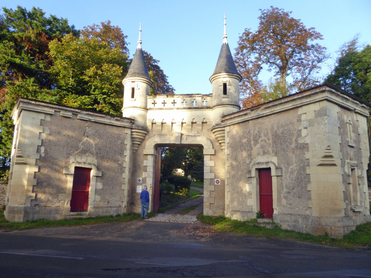 L'entrée du château - Montreuil-sur-Loir