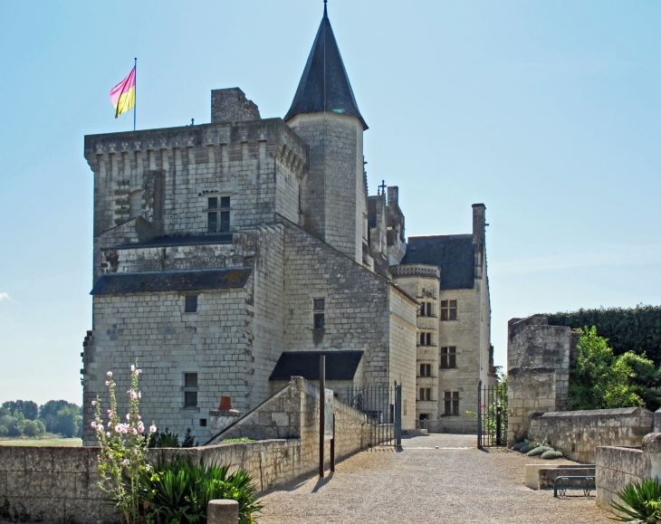 Château de Montsoreau (Maine-et-Loire)  Alexandre Dumas a rendu célèbre le château de Montsoreau dans son roman la Dame de Monsoreau (sans 