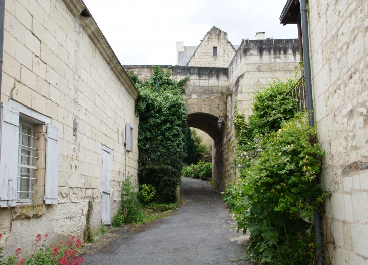 Ruelle montant au château. - Montsoreau