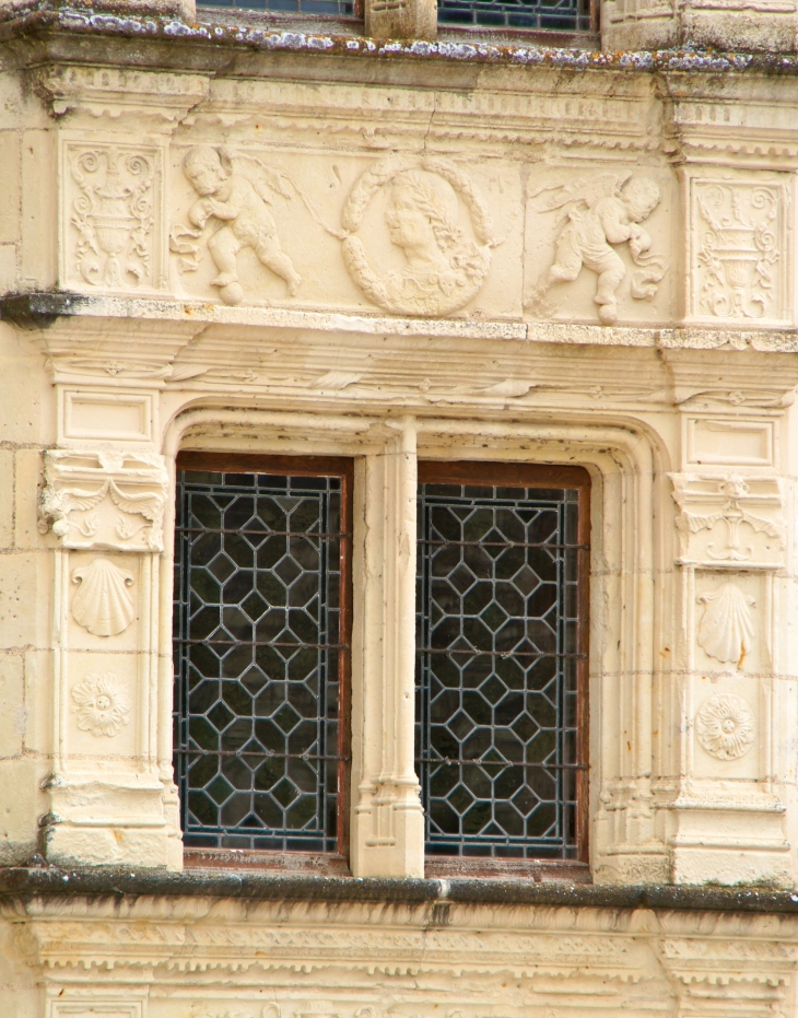 Détail : les sculptures des fenêtres de la tour renaissance duchâteau. - Montsoreau