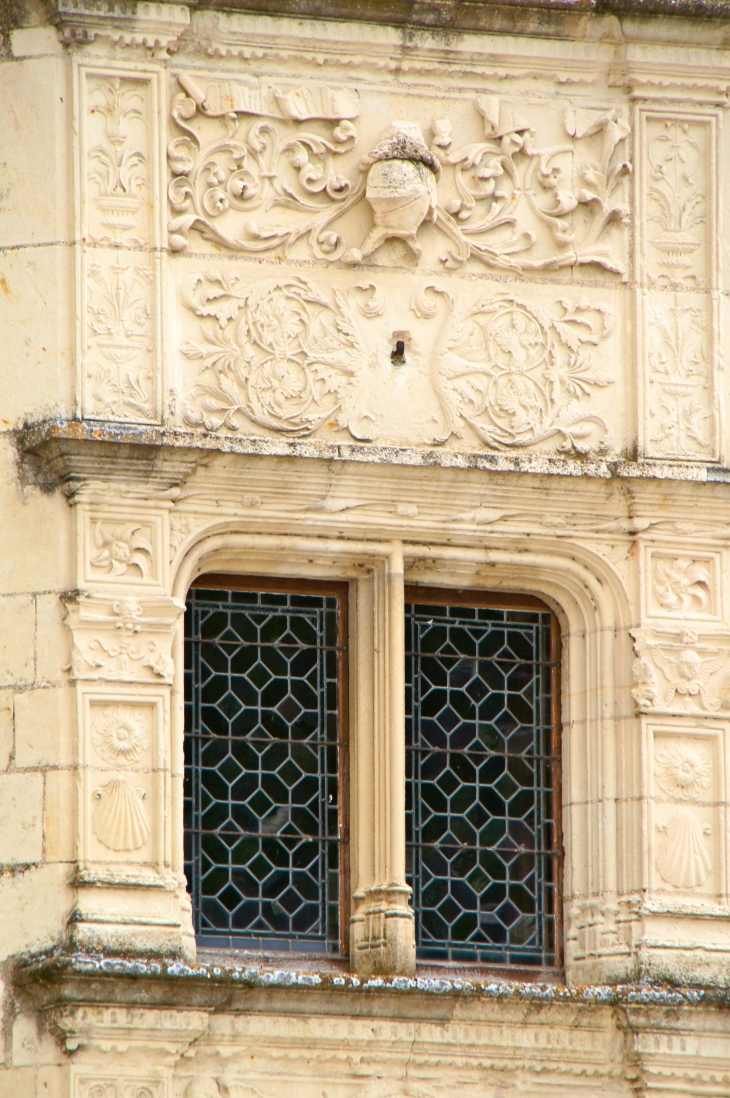 Détail : les sculptures des fenêtres de la tour renaissance duchâteau. - Montsoreau